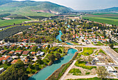 Luftaufnahme von bewirtschafteten Feldern mit Hügeln im Hintergrund und dem Kibbutzim-Bach, Nir David, Nordbezirk, Israel