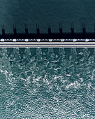 Drohnenaufnahme des Sturmflutwehrs Oosterscheldekering, Brücke und Wasserwehr, Niederlande.