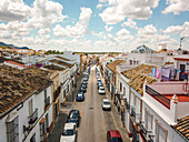 Luftaufnahme eines Wohngebiets mit einer leeren Straße während einer Absperrung in Moron de la Frontera, Andalusien, Spanien.