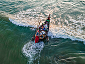 Luftaufnahme von Fischerbooten am wunderschönen Inani Beach mit ruhigen Wellen und azurblauem Meer, Cox's Bazar, Bangladesch
