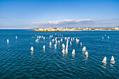 Akko, Israel - 21. Januar 2022: Luftaufnahme einer Segelbootregatta vor der Küste von Akko, Bezirk Haifa.