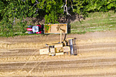 Luftaufnahme eines Traktors auf dem Land in der Nähe von Chavannaz, Frankreich.
