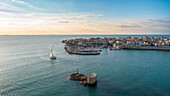 Luftaufnahme des alten mittelalterlichen Hafens und der Lagune in Akko, Nordbezirk, Israel.