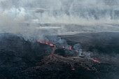 Luftaufnahme des majestätischen Vulkans Fagradalsfjall mit fließender Lava und Rauch, Grindavik, Island.