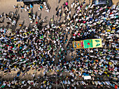 Chittagong, Bangladesch - 09. Oktober 2022: Luftaufnahme einer lebhaften Festivalmenge in einer belebten Straße mit einem farbenfrohen Umzug, Chittagong Kotwali Thana, Bangladesch.