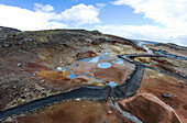 Luftaufnahme von geothermischen Pools und Dampf im geothermischen Gebiet Seltun, Grindavik, Island.