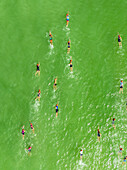Luftaufnahme von Kite-Surfern und Triathleten in Aktion, Progreso, Yucatan, Mexiko.