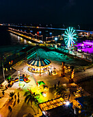 Luftaufnahme des Themenparks entlang des Piers bei Nacht in Progreso, Yucatan, Mexiko.