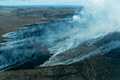 Luftaufnahme des majestätischen Vulkans Fagradalsfjall mit Rauch und Lava in einer malerischen Landschaft, Grindavik, Island.