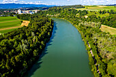 Luftaufnahme des üppigen Waldes entlang der Aare, Aarberg, Schweiz.