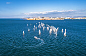 Akko, Israel - 21. Januar 2022: Luftaufnahme einer Segelbootregatta vor der Küste von Akko, Bezirk Haifa.