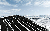 Luftaufnahme eines mit Schnee und Eis bedeckten Vulkankraters, Winterlandschaft im Norden Islands.