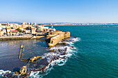 Luftaufnahme des alten mittelalterlichen Hafens und der Lagune in Akko, Nordbezirk, Israel.