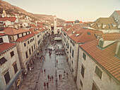 Luftaufnahme der Altstadt von Dubrovnik (Kroatien) über der Straße Stradun, einer beliebten Touristenattraktion an der Adria. Nachbearbeitung mit Vintage-Filter