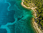 Luftaufnahme der Adria und der Küstenlinie der Insel Brac, Sutivan, Kroatien.