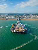 Luftaufnahme des Brighton Palace Pier entlang der Küstenlinie mit Blick auf den Ärmelkanal in Brighton, England, Vereinigtes Königreich