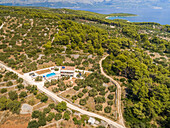 Panoramablick auf die Insel Brac, Villa und Pool in Sumartin, Kroatien.