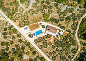 Luftaufnahme einer Villa mit Schwimmbad in Sumartin, Insel Brac, Kroatien.