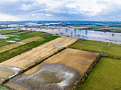 Luftaufnahme von teilweise überfluteten und gefrorenen Überschwemmungsgebieten bei Hochwasser der Maas, Koornwaard, Empel, Noord-Brabant, Niederlande