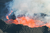 Luftaufnahme des Kraters mit spuckender Lava, Rauch und Lavastrom während des größten Vulkanausbruchs in Island seit 1784, fotografiert im September 2014 aus einem Hubschrauber, Holuhraun, Island