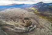 Luftaufnahme eines Kraters und eines Lavafelds an einem Nordhang des Vulkans Hekla, Island