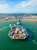 Luftaufnahme des Brighton Palace Pier entlang der Küstenlinie mit Blick auf den Ärmelkanal in Brighton, England, Vereinigtes Königreich