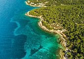 Luftaufnahme der Adria und der Küstenlinie der Insel Brac, Sutivan, Kroatien.