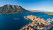 Luftaufnahme von Korcula, einer kleinen Stadt an der Adria mit Blick auf die Halbinsel Peljesac, Insel Korcula, Kroatien