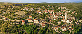 Panoramablick auf das traditionelle dalmatinische Dorf Lozisca, Insel Brac, Kroatien.