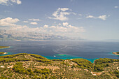 Luftaufnahme des Adriatischen Meeres, der Berge und der Insel Brac, Kroatien.