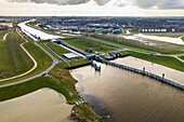 Luftaufnahme der Schleuse im Kanal Maximakanaal vor dem Dorf Empel, Noord-Brabant, Niederlande.