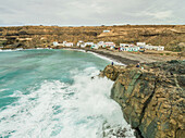 FUERTEVENTURA - SPANIEN - FEBRUAR 2018: Luftaufnahme des kleinen Dorfes Puertito de Molinos und seines versteckten Strandes, Kanarische Inseln.