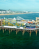 Luftaufnahme des Brighton Palace Pier entlang der Küstenlinie mit Blick auf den Ärmelkanal in Brighton, England, Vereinigtes Königreich