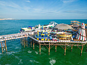 Brighton, Großbritannien - 07. Mai 2023: Luftaufnahme des Brighton Palace Pier entlang der Küstenlinie mit Blick auf den Ärmelkanal in Brighton, England, Vereinigtes Königreich.