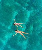 Luftaufnahme einer Frau und eines jungen Mädchens beim Schwimmen im Meer, Insel Brac, Kroatien.
