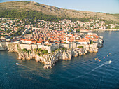 Luftaufnahme der Altstadt von Dubrovnik (Kroatien), einer beliebten Touristenattraktion an der Adria. Der Berg Srdj im Hintergrund