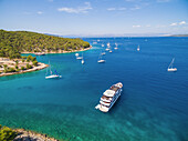 Luftaufnahme von Booten, die in der Adria vor der Küste Kroatiens vertäut sind.