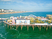 Brighton, Großbritannien - 07. Mai 2023: Luftaufnahme des Brighton Palace Pier entlang der Küstenlinie mit Blick auf den Ärmelkanal in Brighton, England, Vereinigtes Königreich.