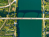 Luftaufnahme einer Brücke über das Neretva-Delta bei Ploce, Süddalmatien, Kroatien.