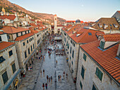 Luftaufnahme der Altstadt von Dubrovnik (Kroatien) über der Straße Stradun, einer beliebten Touristenattraktion an der Adria.