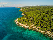 Luftaufnahme der Adria und der Küstenlinie der Insel Brac, Sutivan, Kroatien.