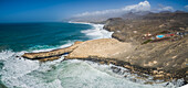 Panoramablick auf die Wellen, die an den Felsen von Punta Guadalupe auf Fuerteventura, Kanarische Insel, brechen.