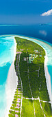 Vertikale Panorama-Luftaufnahme der Insel Hondaafushi, mit Resort, teilweise vom Schatten einer Wolke verdeckt, Malediven, Laccadive Meer.