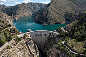 Luftaufnahme des Staudamms am See Embalse de Quentar in der Nähe von Granada, Andalusien, Spanien.