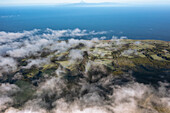 Luftaufnahme von üppig grünem Terrain und Feldern unter Wolken mit einer malerischen Bergkulisse, Serra de Santa Barbara, Terceira, Portugal