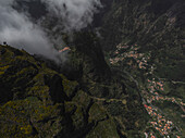 Luftaufnahme einer Bergkette mit tief hängenden Wolken auf der Insel Madeira, Portugal.