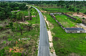Luftaufnahme der Ahoada Main Road, umgeben von Grünflächen und Feldern, Ahoada, Nigeria.