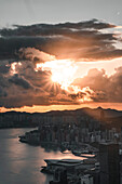 Luftaufnahme von Hongkong Island bei Sonnenaufgang, Central und Western District, Hongkong.
