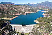 Luftaufnahme eines Staudamms am See Embalse de la Concepcion inmitten der Berge, Marbella, Andalusien, Spanien.