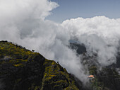 Luftaufnahme einer Bergkette mit tief hängenden Wolken auf der Insel Madeira, Portugal.